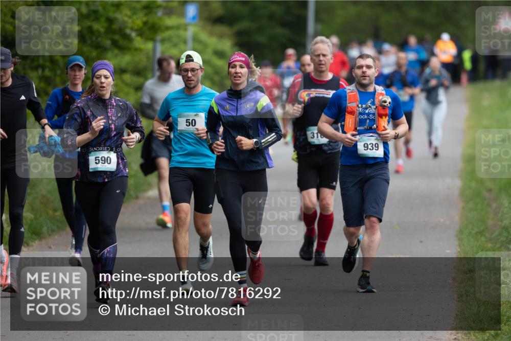 04.05.2025 - 8. Wedeler Halbmarathon Michael Strokosch http://msf.ph/oto/7816292 04.05.2025 10:49:27 Laufen 590, 50, 316, 939 meine-sportfotos.de