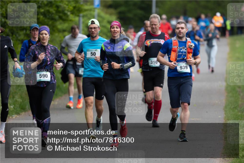 04.05.2025 - 8. Wedeler Halbmarathon Michael Strokosch http://msf.ph/oto/7816300 04.05.2025 10:49:28 Laufen 590, 50, 310, 939 meine-sportfotos.de