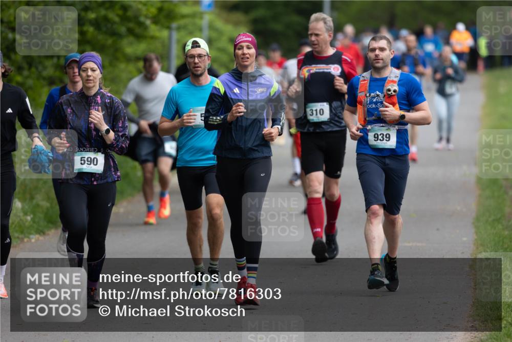 04.05.2025 - 8. Wedeler Halbmarathon Michael Strokosch http://msf.ph/oto/7816303 04.05.2025 10:49:28 Laufen 590, 5, 310, 939 meine-sportfotos.de