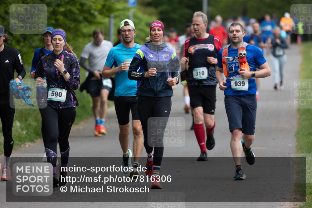 04.05.2025 - 8. Wedeler Halbmarathon Michael Strokosch http://msf.ph/oto/7816306 04.05.2025 10:49:28 Laufen 590, 310, 939 meine-sportfotos.de