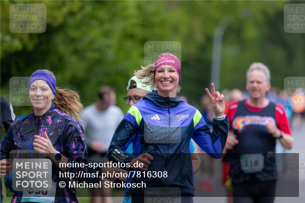 04.05.2025 - 8. Wedeler Halbmarathon Michael Strokosch http://msf.ph/oto/7816308 04.05.2025 10:49:35 Laufen 95, 590, 5, 310 meine-sportfotos.de