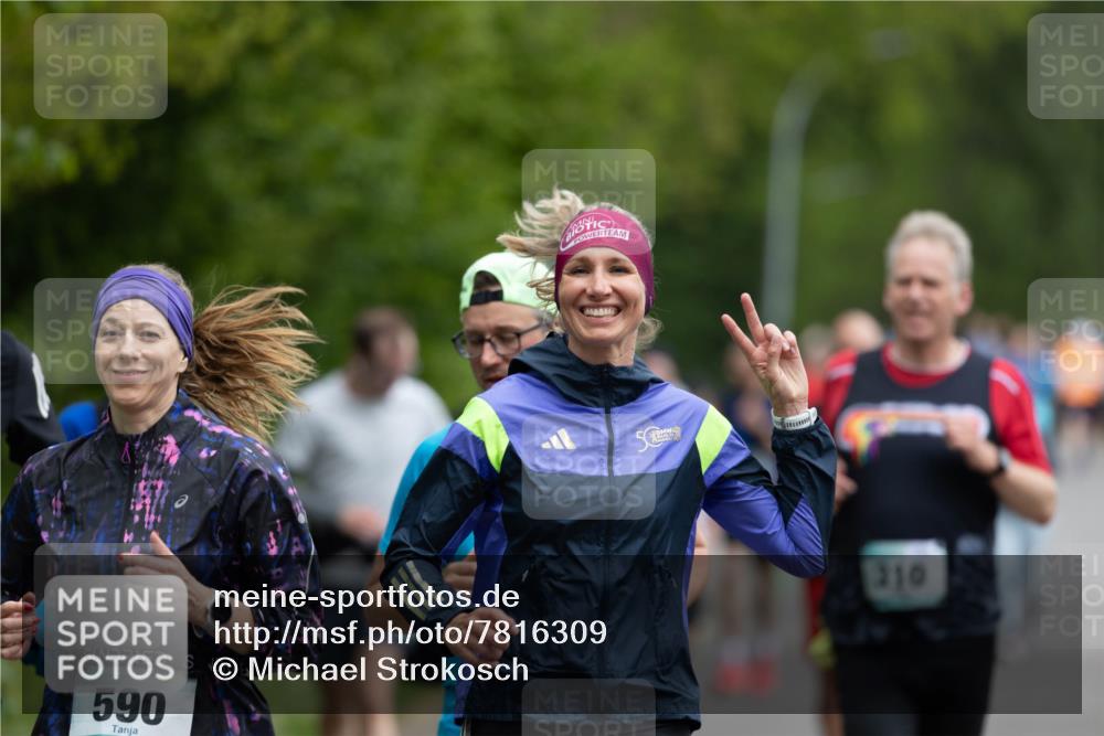 04.05.2025 - 8. Wedeler Halbmarathon Michael Strokosch http://msf.ph/oto/7816309 04.05.2025 10:49:35 Laufen 590, 5, 210 meine-sportfotos.de