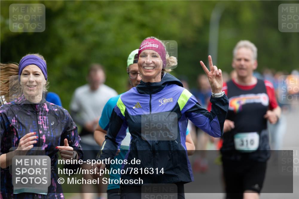04.05.2025 - 8. Wedeler Halbmarathon Michael Strokosch http://msf.ph/oto/7816314 04.05.2025 10:49:36 Laufen 590, 5, 310 meine-sportfotos.de