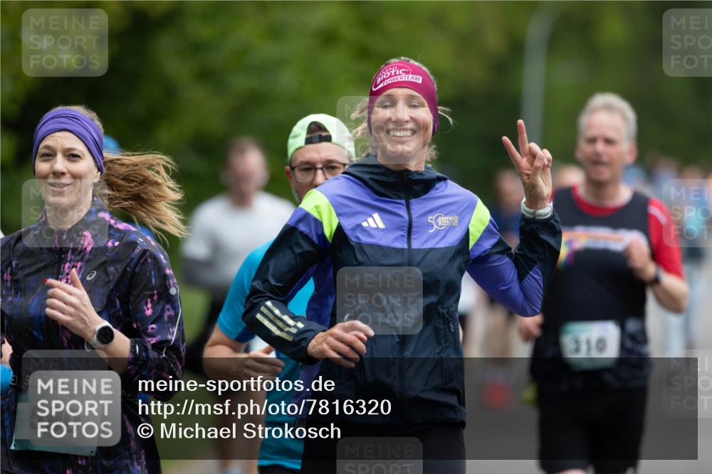 04.05.2025 - 8. Wedeler Halbmarathon Michael Strokosch http://msf.ph/oto/7816320 04.05.2025 10:49:36 Laufen 590, 5, 310 meine-sportfotos.de