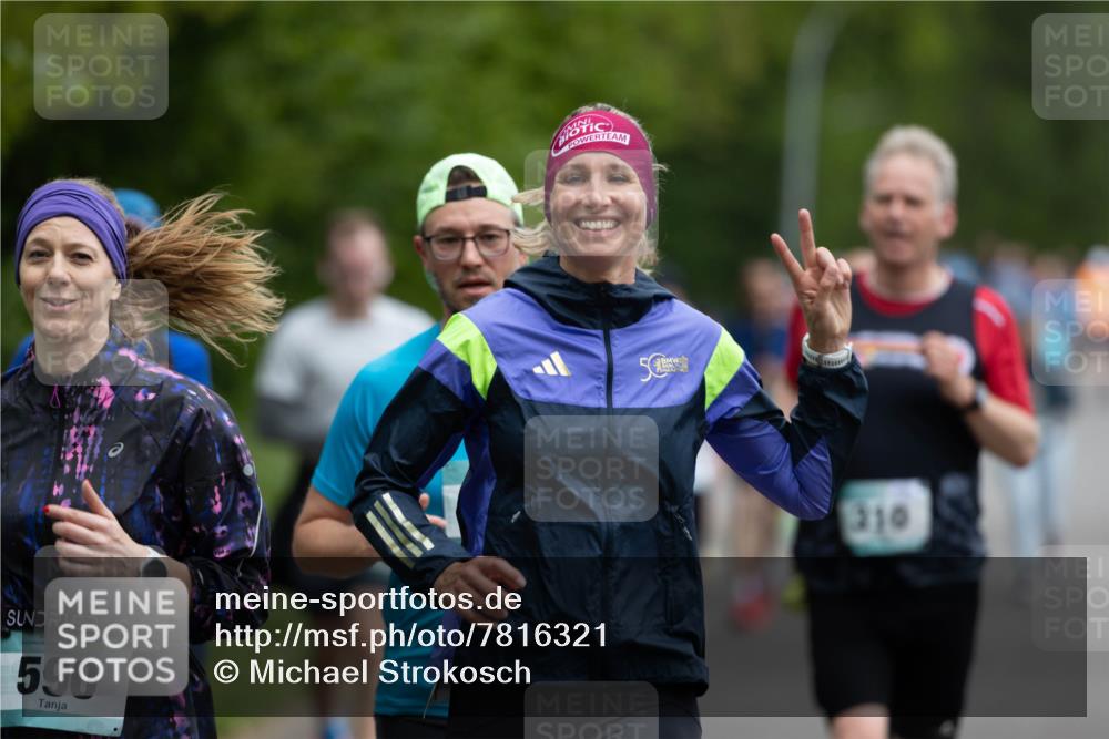 04.05.2025 - 8. Wedeler Halbmarathon Michael Strokosch http://msf.ph/oto/7816321 04.05.2025 10:49:36 Laufen 55, 590, 5, 210 meine-sportfotos.de