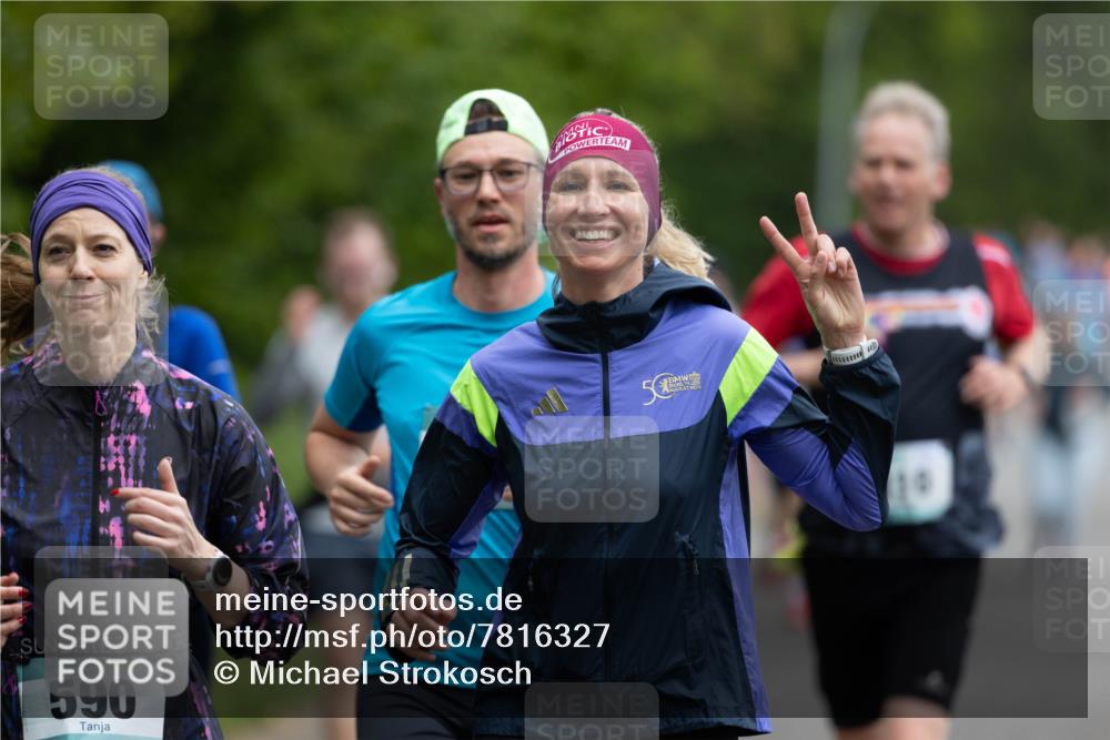 04.05.2025 - 8. Wedeler Halbmarathon Michael Strokosch http://msf.ph/oto/7816327 04.05.2025 10:49:36 Laufen 590, 5 meine-sportfotos.de