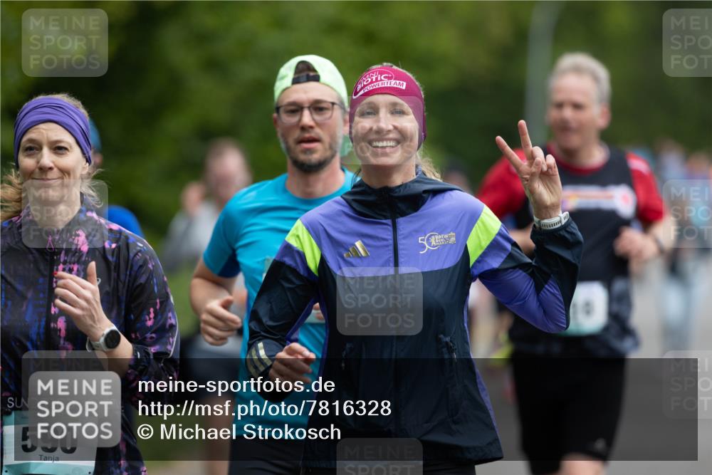04.05.2025 - 8. Wedeler Halbmarathon Michael Strokosch http://msf.ph/oto/7816328 04.05.2025 10:49:37 Laufen 590, 5 meine-sportfotos.de