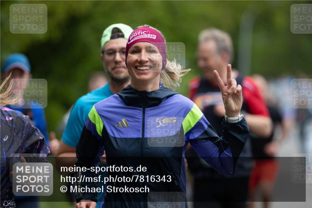 04.05.2025 - 8. Wedeler Halbmarathon Michael Strokosch http://msf.ph/oto/7816343 04.05.2025 10:49:38 Laufen 5 meine-sportfotos.de