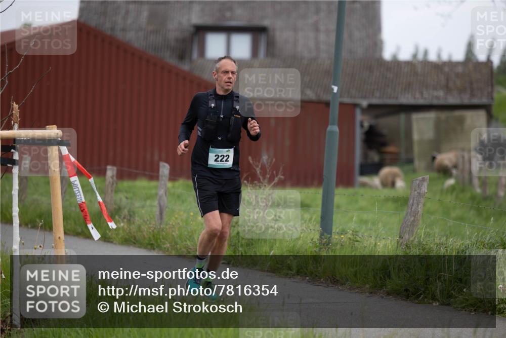 04.05.2025 - 8. Wedeler Halbmarathon Michael Strokosch http://msf.ph/oto/7816354 04.05.2025 10:59:28 Laufen 222 meine-sportfotos.de