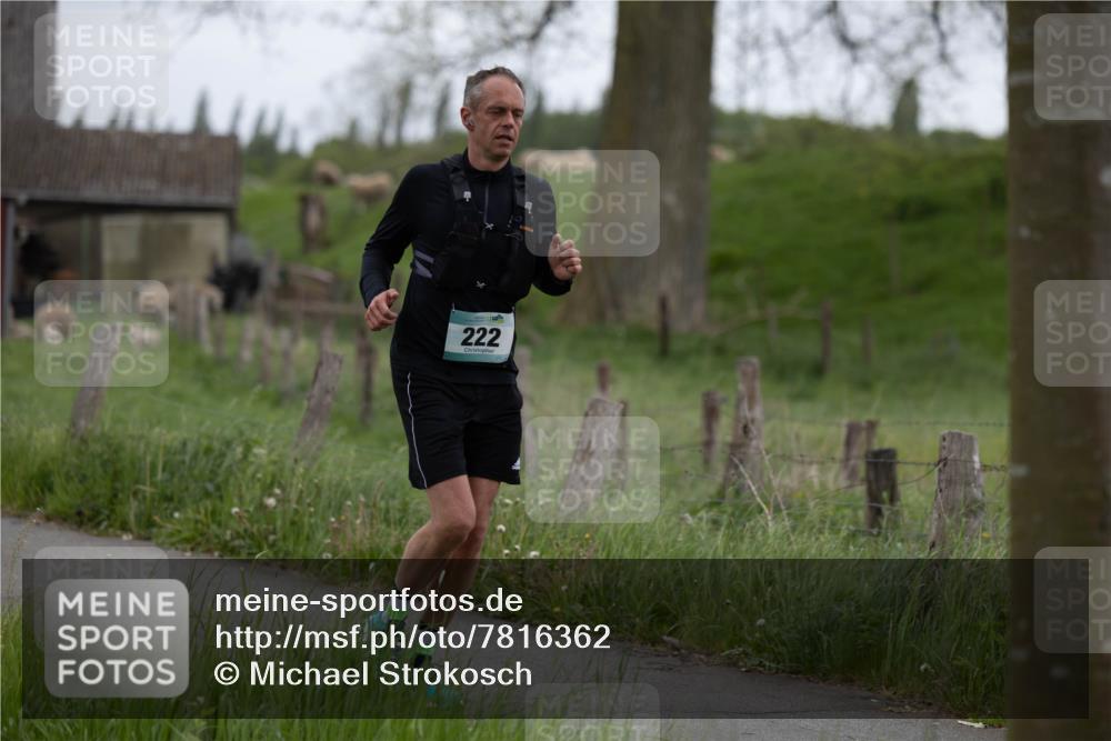 04.05.2025 - 8. Wedeler Halbmarathon Michael Strokosch http://msf.ph/oto/7816362 04.05.2025 10:59:30 Laufen 222 meine-sportfotos.de