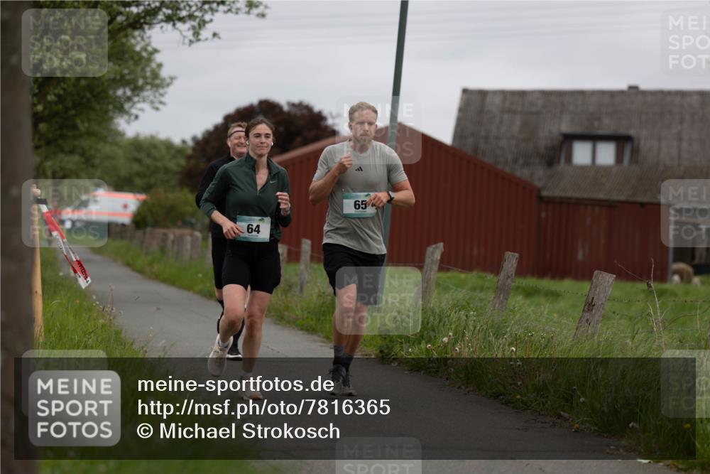 04.05.2025 - 8. Wedeler Halbmarathon Michael Strokosch http://msf.ph/oto/7816365 04.05.2025 10:59:38 Laufen 64, 65 meine-sportfotos.de