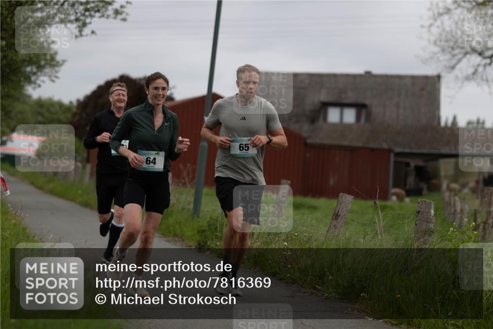04.05.2025 - 8. Wedeler Halbmarathon Michael Strokosch http://msf.ph/oto/7816369 04.05.2025 10:59:39 Laufen 64, 65 meine-sportfotos.de