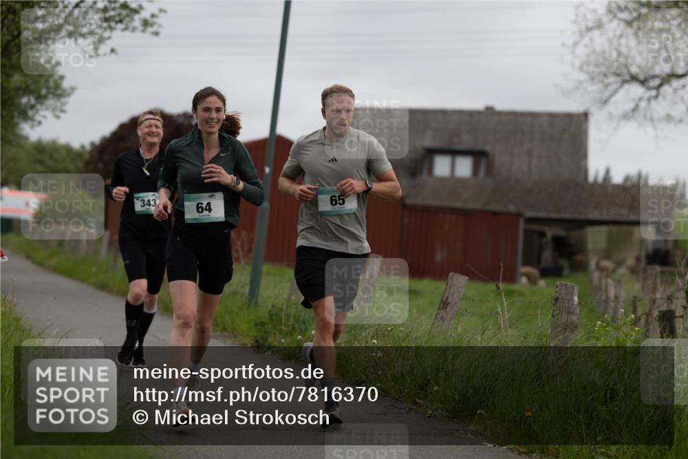 04.05.2025 - 8. Wedeler Halbmarathon Michael Strokosch http://msf.ph/oto/7816370 04.05.2025 10:59:39 Laufen 343, 64, 65 meine-sportfotos.de