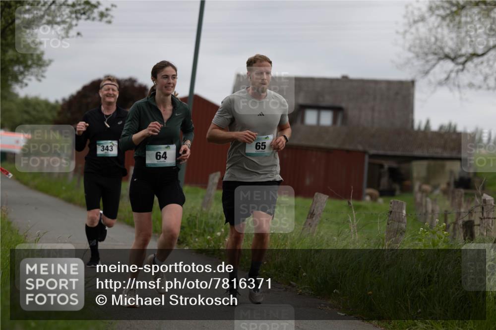 04.05.2025 - 8. Wedeler Halbmarathon Michael Strokosch http://msf.ph/oto/7816371 04.05.2025 10:59:39 Laufen 343, 64, 65 meine-sportfotos.de