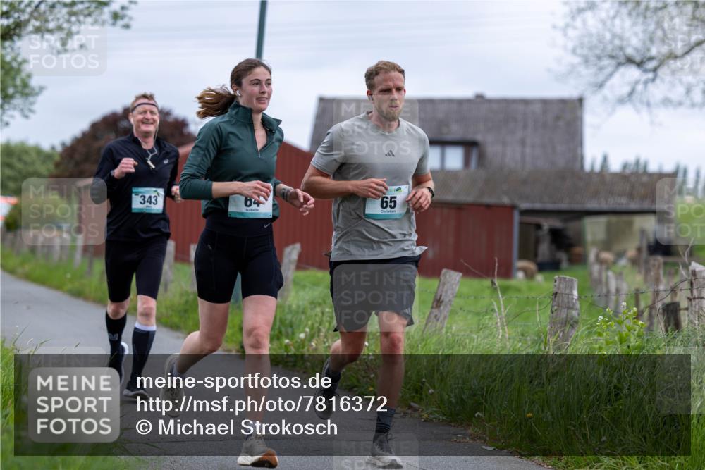 04.05.2025 - 8. Wedeler Halbmarathon Michael Strokosch http://msf.ph/oto/7816372 04.05.2025 10:59:39 Laufen 343, 64, 65 meine-sportfotos.de