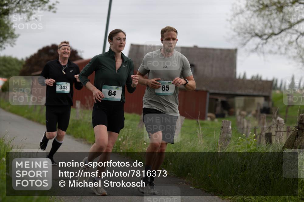 04.05.2025 - 8. Wedeler Halbmarathon Michael Strokosch http://msf.ph/oto/7816373 04.05.2025 10:59:39 Laufen 343, 64, 65 meine-sportfotos.de