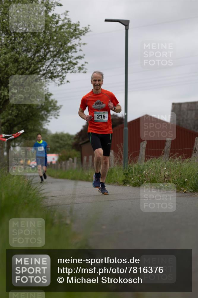 04.05.2025 - 8. Wedeler Halbmarathon Michael Strokosch http://msf.ph/oto/7816376 04.05.2025 10:59:57 Laufen 215 meine-sportfotos.de