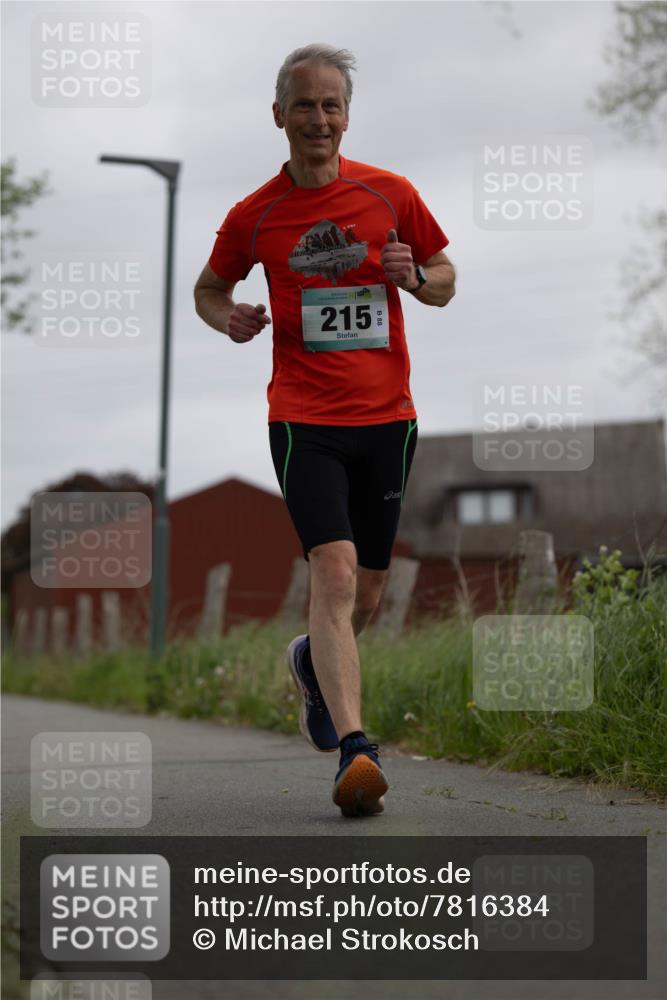 04.05.2025 - 8. Wedeler Halbmarathon Michael Strokosch http://msf.ph/oto/7816384 04.05.2025 10:59:58 Laufen 215 meine-sportfotos.de