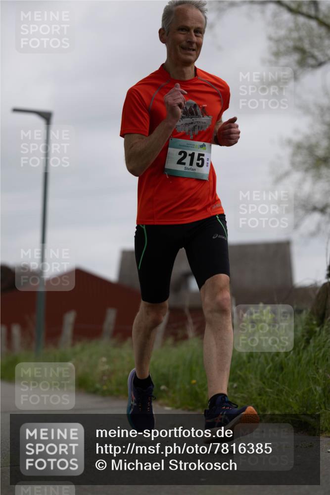 04.05.2025 - 8. Wedeler Halbmarathon Michael Strokosch http://msf.ph/oto/7816385 04.05.2025 10:59:59 Laufen 215 meine-sportfotos.de