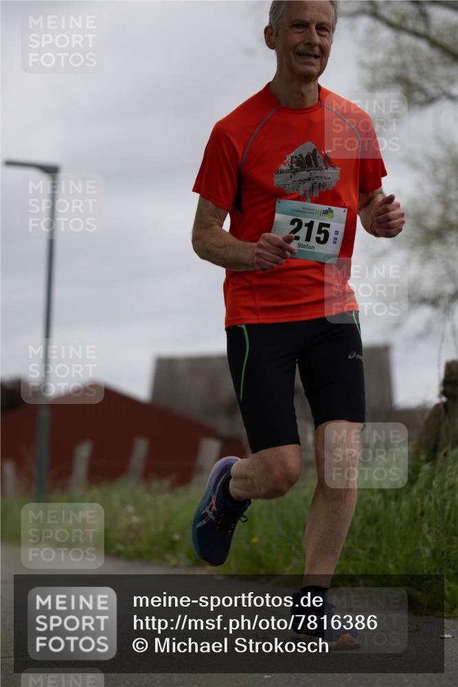 04.05.2025 - 8. Wedeler Halbmarathon Michael Strokosch http://msf.ph/oto/7816386 04.05.2025 10:59:59 Laufen 215 meine-sportfotos.de