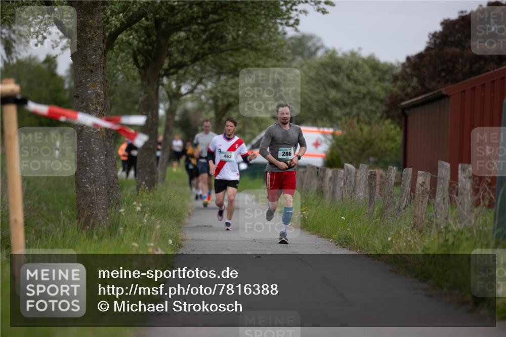04.05.2025 - 8. Wedeler Halbmarathon Michael Strokosch http://msf.ph/oto/7816388 04.05.2025 11:00:16 Laufen 286, 462 meine-sportfotos.de