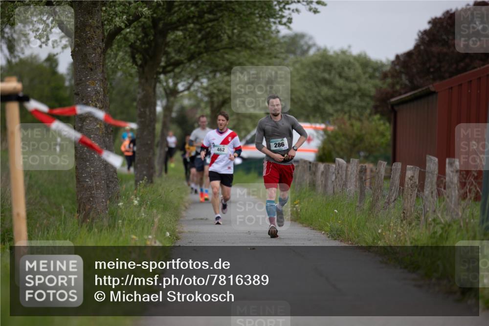 04.05.2025 - 8. Wedeler Halbmarathon Michael Strokosch http://msf.ph/oto/7816389 04.05.2025 11:00:16 Laufen 462, 286 meine-sportfotos.de