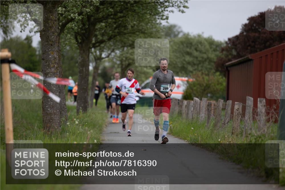 04.05.2025 - 8. Wedeler Halbmarathon Michael Strokosch http://msf.ph/oto/7816390 04.05.2025 11:00:16 Laufen 462, 286 meine-sportfotos.de