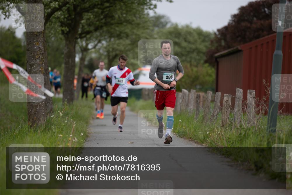 04.05.2025 - 8. Wedeler Halbmarathon Michael Strokosch http://msf.ph/oto/7816395 04.05.2025 11:00:18 Laufen 462, 286 meine-sportfotos.de