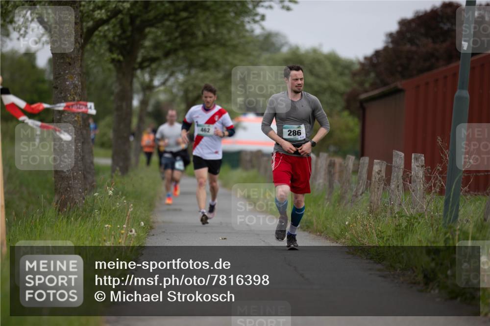 04.05.2025 - 8. Wedeler Halbmarathon Michael Strokosch http://msf.ph/oto/7816398 04.05.2025 11:00:19 Laufen 462, 286 meine-sportfotos.de