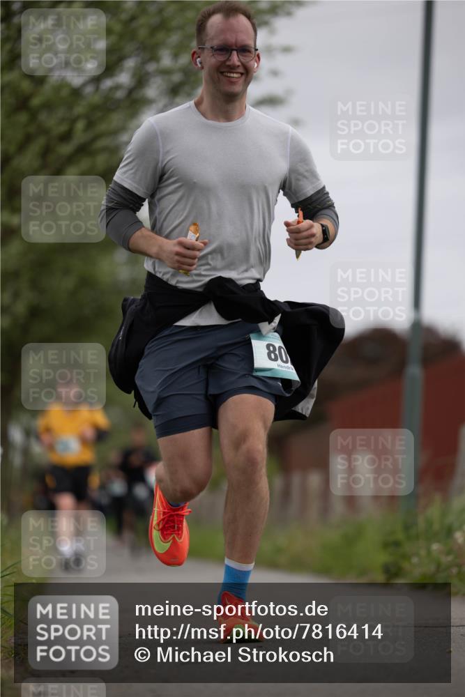 04.05.2025 - 8. Wedeler Halbmarathon Michael Strokosch http://msf.ph/oto/7816414 04.05.2025 11:00:30 Laufen 80 meine-sportfotos.de