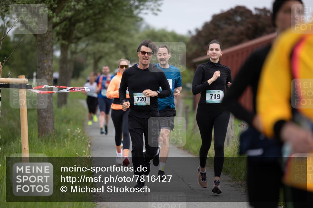 04.05.2025 - 8. Wedeler Halbmarathon Michael Strokosch http://msf.ph/oto/7816427 04.05.2025 11:00:42 Laufen 720, 719 meine-sportfotos.de