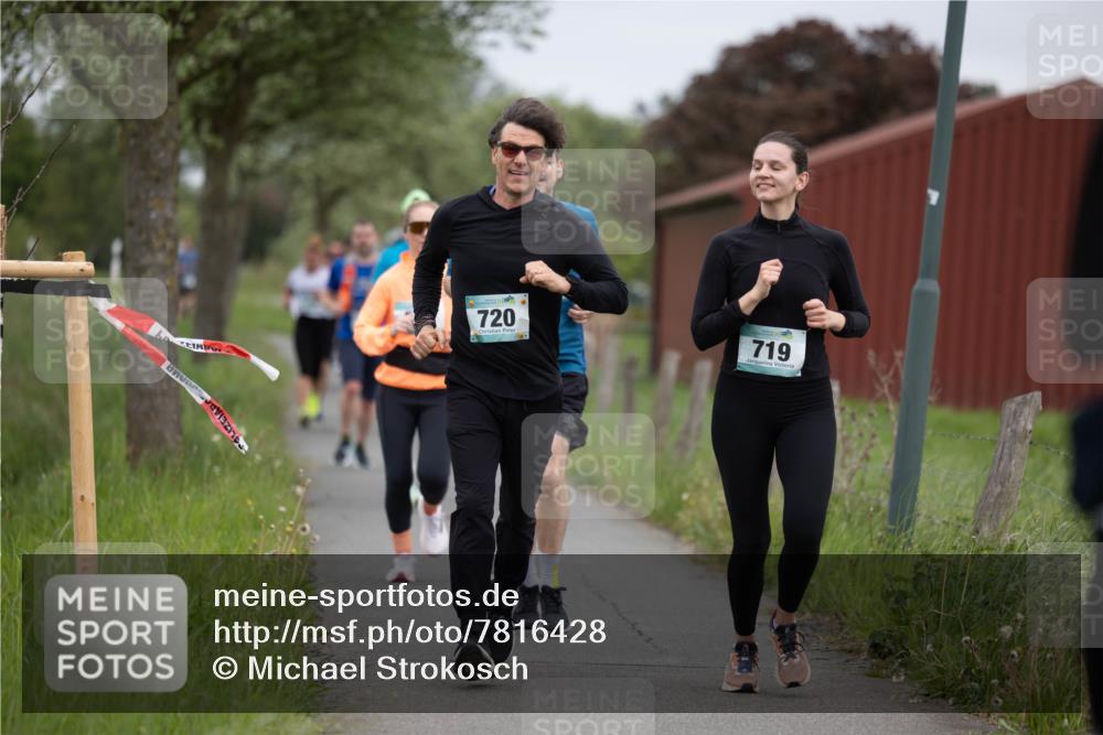 04.05.2025 - 8. Wedeler Halbmarathon Michael Strokosch http://msf.ph/oto/7816428 04.05.2025 11:00:42 Laufen 720, 719 meine-sportfotos.de