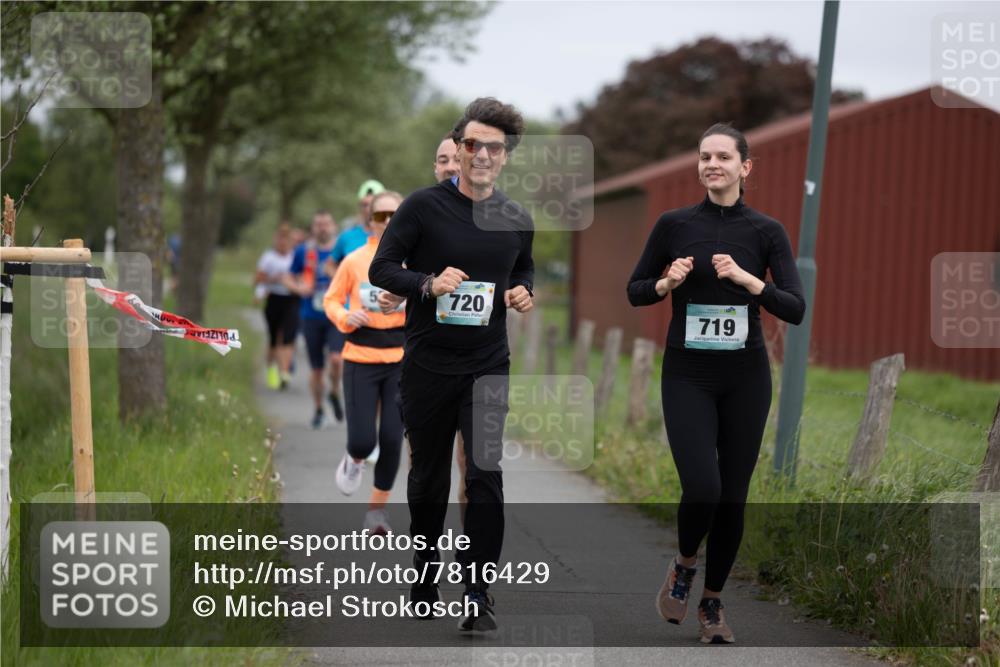 04.05.2025 - 8. Wedeler Halbmarathon Michael Strokosch http://msf.ph/oto/7816429 04.05.2025 11:00:42 Laufen 720, 719 meine-sportfotos.de