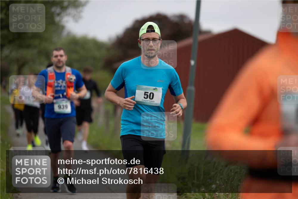 04.05.2025 - 8. Wedeler Halbmarathon Michael Strokosch http://msf.ph/oto/7816438 04.05.2025 11:00:47 Laufen 939, 50 meine-sportfotos.de