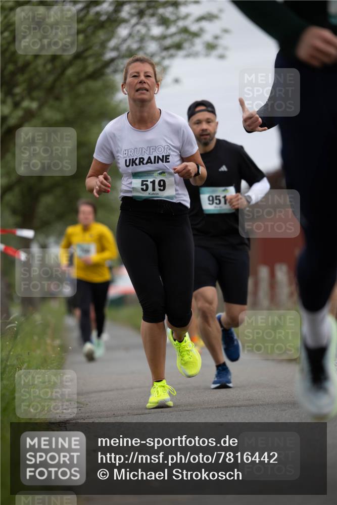 04.05.2025 - 8. Wedeler Halbmarathon Michael Strokosch http://msf.ph/oto/7816442 04.05.2025 11:00:54 Laufen 519, 951 meine-sportfotos.de