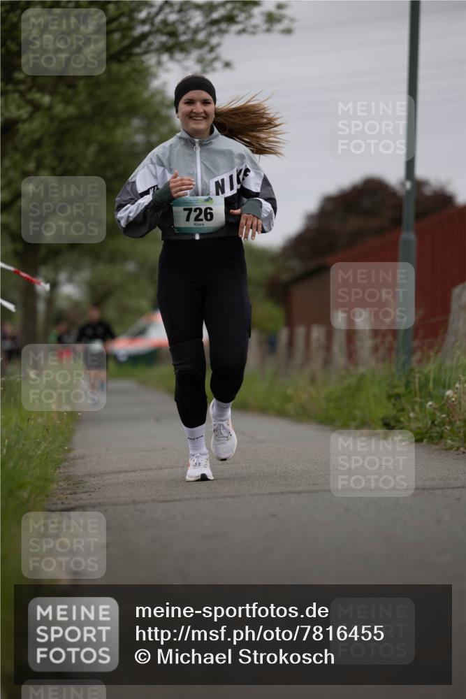04.05.2025 - 8. Wedeler Halbmarathon Michael Strokosch http://msf.ph/oto/7816455 04.05.2025 11:01:15 Laufen 726 meine-sportfotos.de