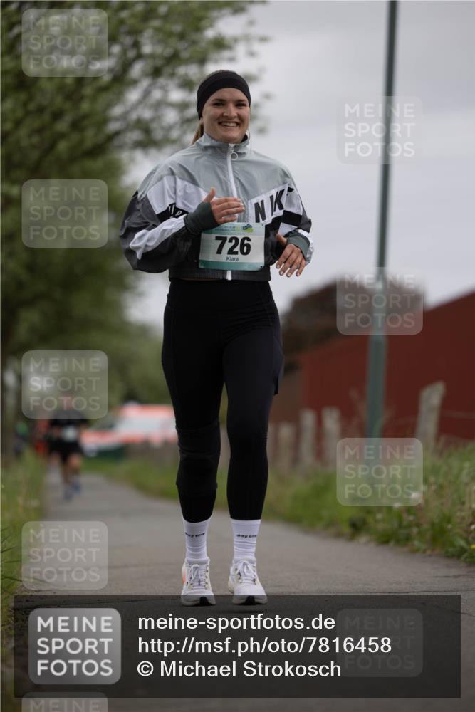 04.05.2025 - 8. Wedeler Halbmarathon Michael Strokosch http://msf.ph/oto/7816458 04.05.2025 11:01:16 Laufen 56, 726, 11 meine-sportfotos.de