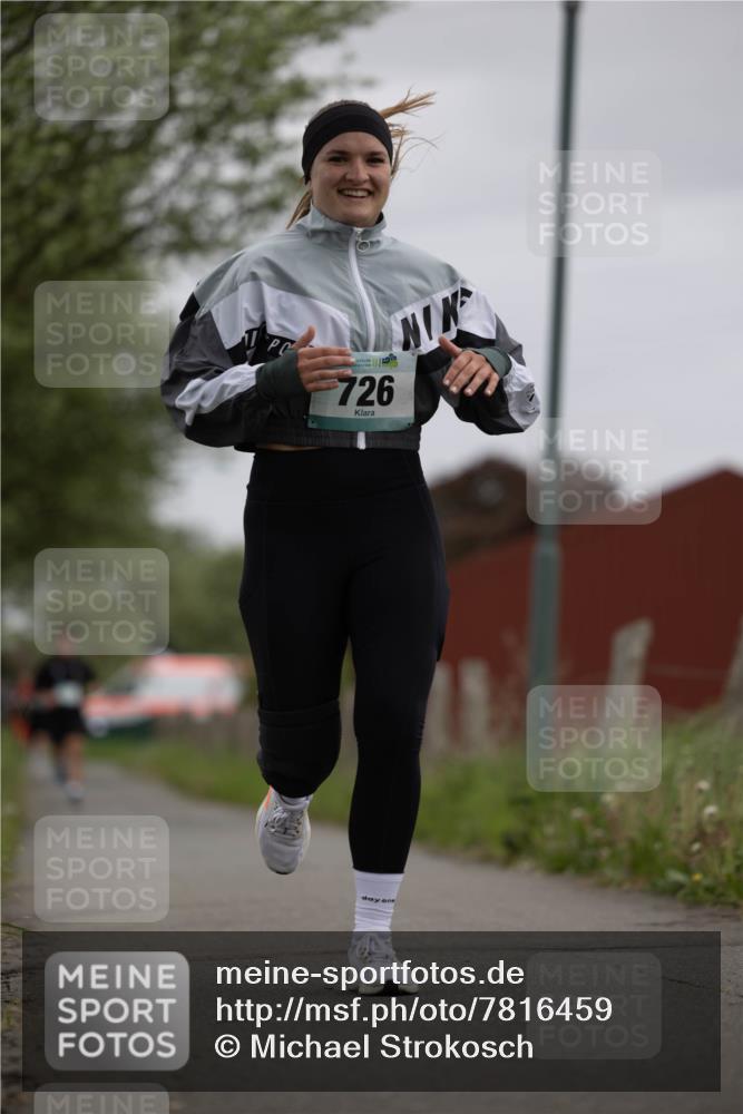 04.05.2025 - 8. Wedeler Halbmarathon Michael Strokosch http://msf.ph/oto/7816459 04.05.2025 11:01:16 Laufen 726 meine-sportfotos.de