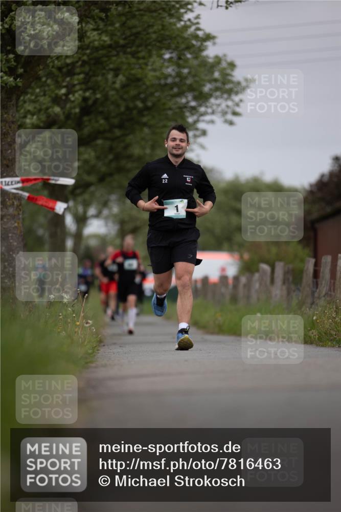 04.05.2025 - 8. Wedeler Halbmarathon Michael Strokosch http://msf.ph/oto/7816463 04.05.2025 11:01:22 Laufen 22 meine-sportfotos.de