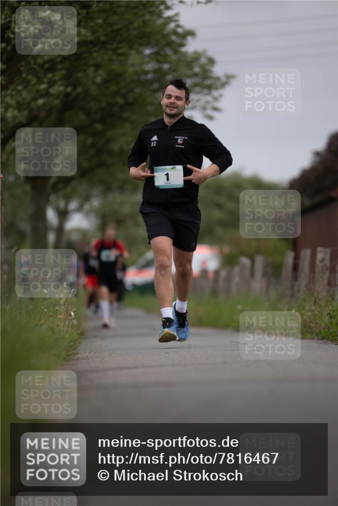 04.05.2025 - 8. Wedeler Halbmarathon Michael Strokosch http://msf.ph/oto/7816467 04.05.2025 11:01:23 Laufen 22 meine-sportfotos.de