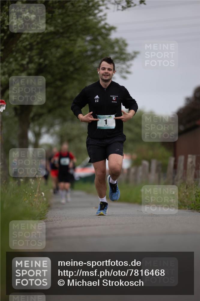 04.05.2025 - 8. Wedeler Halbmarathon Michael Strokosch http://msf.ph/oto/7816468 04.05.2025 11:01:24 Laufen 22 meine-sportfotos.de