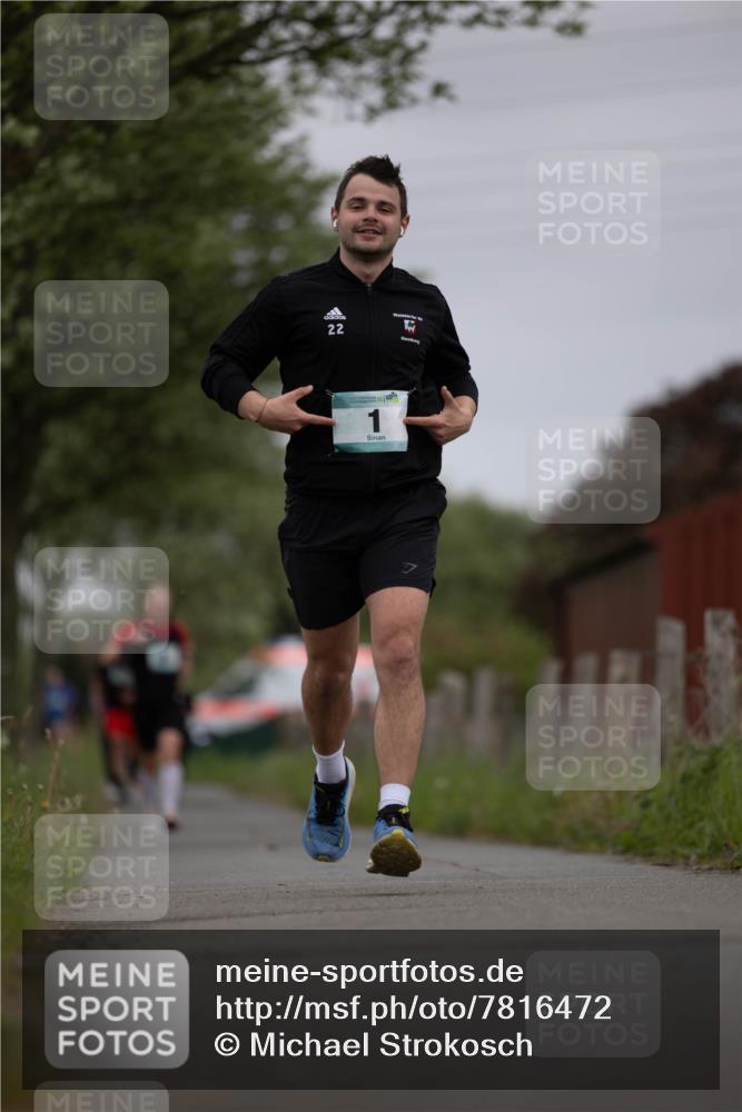04.05.2025 - 8. Wedeler Halbmarathon Michael Strokosch http://msf.ph/oto/7816472 04.05.2025 11:01:24 Laufen 22 meine-sportfotos.de