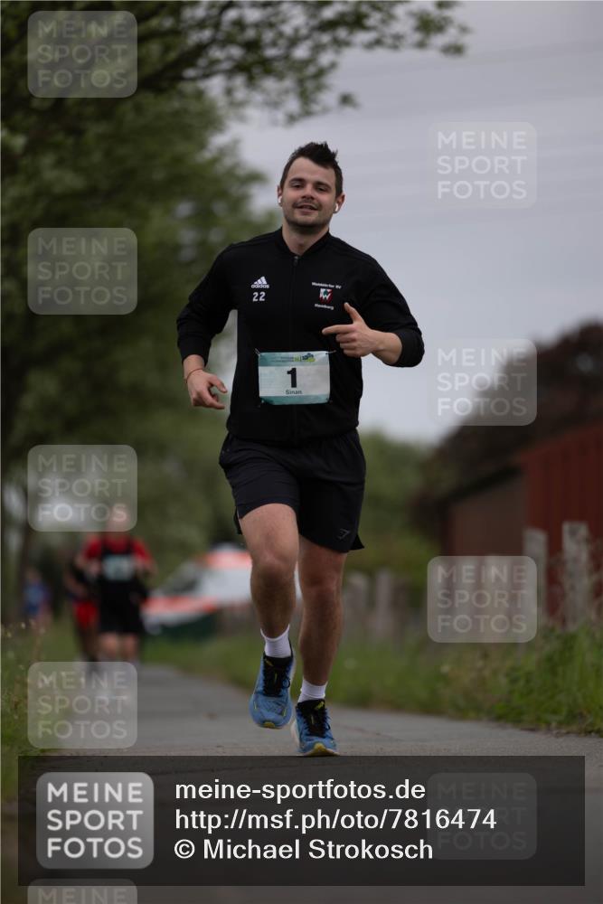 04.05.2025 - 8. Wedeler Halbmarathon Michael Strokosch http://msf.ph/oto/7816474 04.05.2025 11:01:25 Laufen 22, 1 meine-sportfotos.de