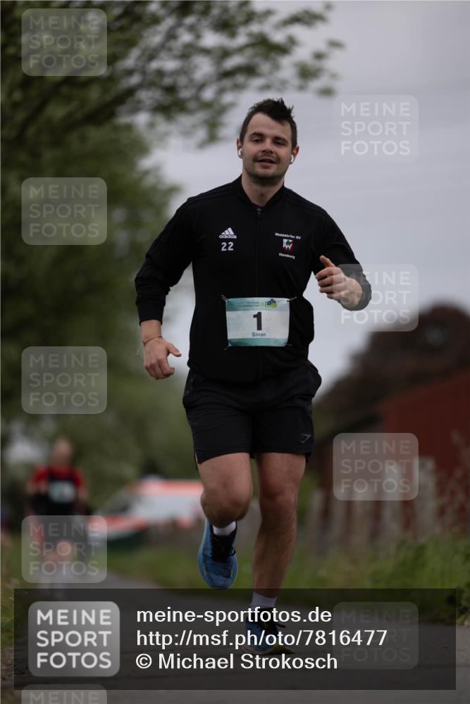 04.05.2025 - 8. Wedeler Halbmarathon Michael Strokosch http://msf.ph/oto/7816477 04.05.2025 11:01:25 Laufen 22, 1 meine-sportfotos.de