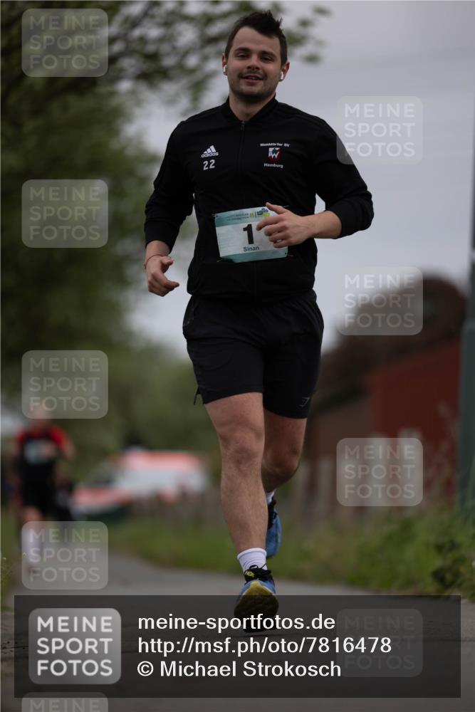 04.05.2025 - 8. Wedeler Halbmarathon Michael Strokosch http://msf.ph/oto/7816478 04.05.2025 11:01:25 Laufen 22, 1 meine-sportfotos.de