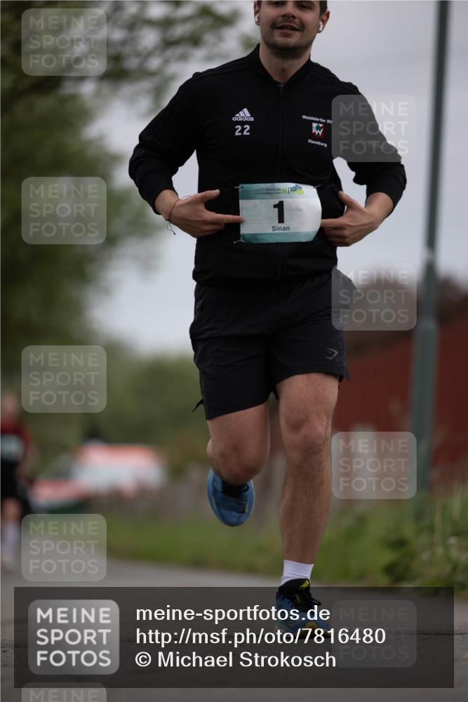 04.05.2025 - 8. Wedeler Halbmarathon Michael Strokosch http://msf.ph/oto/7816480 04.05.2025 11:01:26 Laufen 22, 1 meine-sportfotos.de
