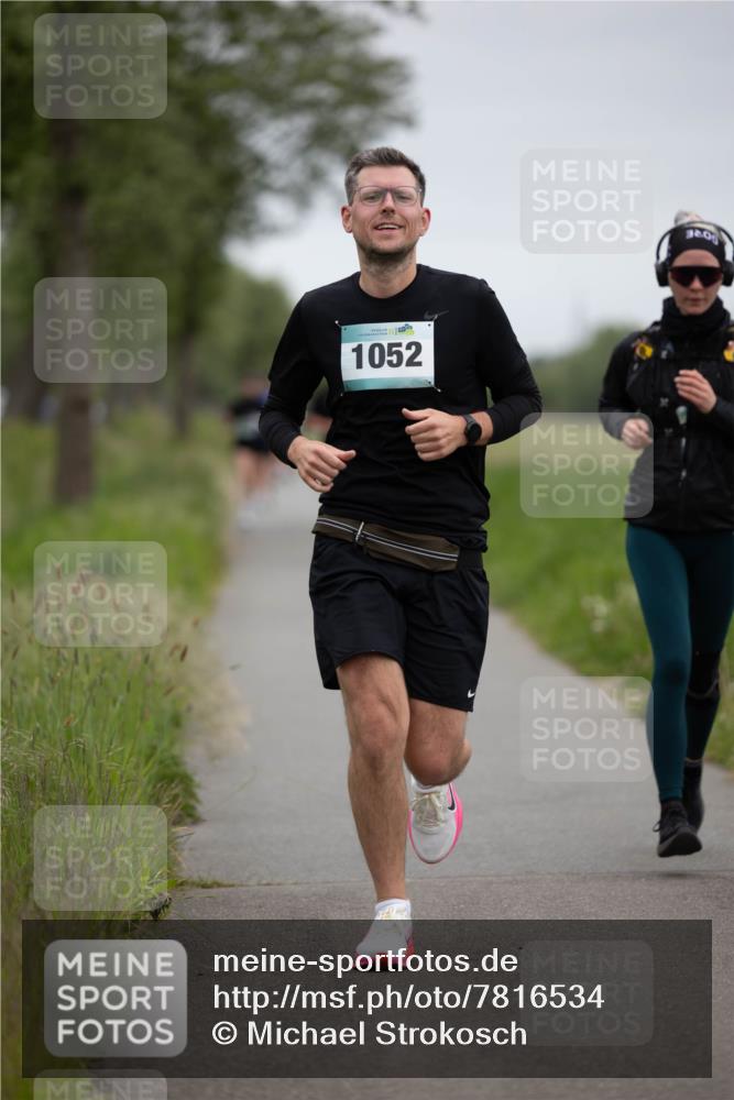 04.05.2025 - 8. Wedeler Halbmarathon Michael Strokosch http://msf.ph/oto/7816534 04.05.2025 11:13:32 Laufen 1052, 24, 00 meine-sportfotos.de