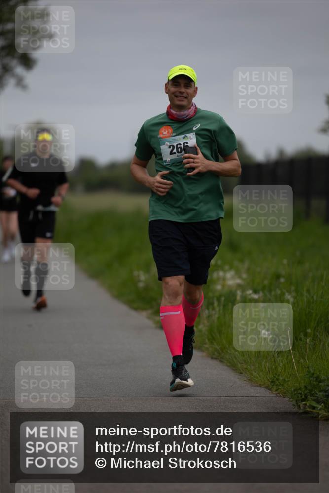 04.05.2025 - 8. Wedeler Halbmarathon Michael Strokosch http://msf.ph/oto/7816536 04.05.2025 11:13:38 Laufen 266 meine-sportfotos.de