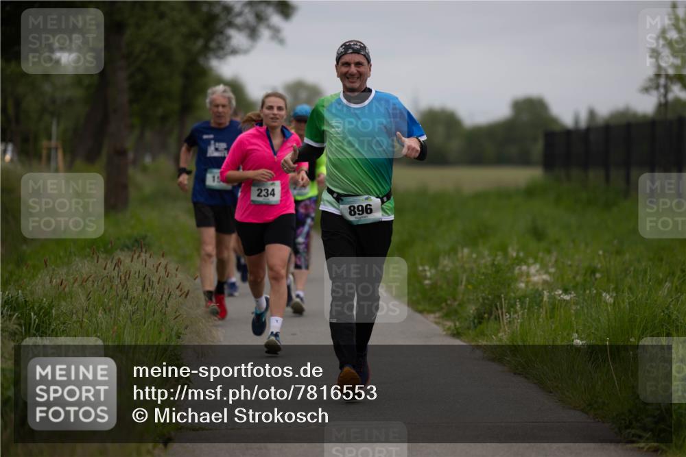 04.05.2025 - 8. Wedeler Halbmarathon Michael Strokosch http://msf.ph/oto/7816553 04.05.2025 11:13:55 Laufen 19, 234, 896 meine-sportfotos.de