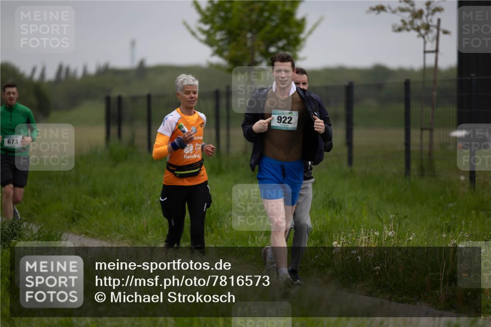 04.05.2025 - 8. Wedeler Halbmarathon Michael Strokosch http://msf.ph/oto/7816573 04.05.2025 11:14:14 Laufen 673, 922 meine-sportfotos.de